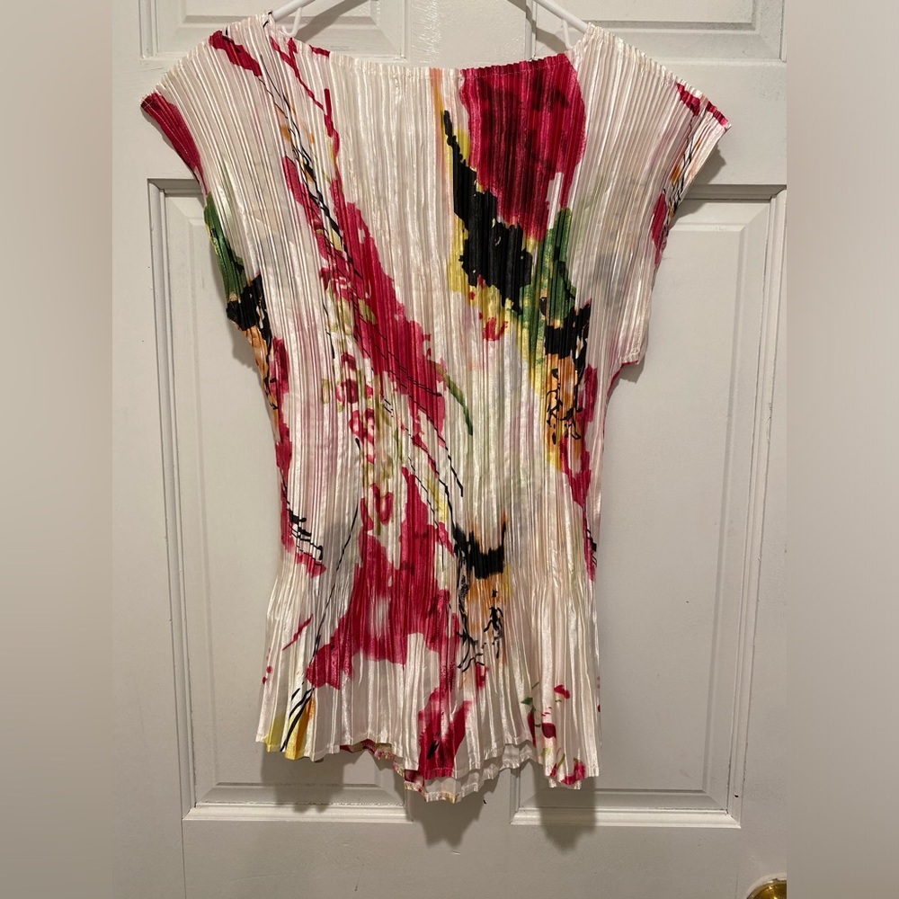 Dressbarn Red and Yellow Pleated Cap Sleeve Blouse - Picture 2 of 4